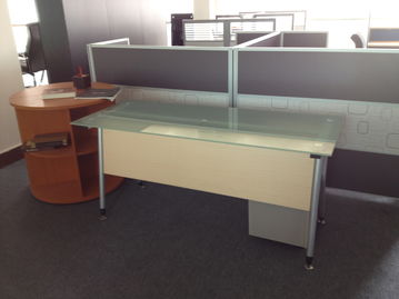 家具廠(chǎng)展廳換季清倉(cāng) 辦公臺(tái)、文員臺(tái)、會(huì)議臺(tái)、書(shū)柜半價(jià)拋售，需自提